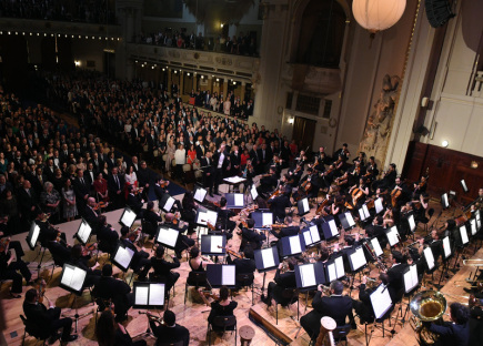 Der junge Dirigent Guggeis mit dem West-Eastern Divan Orchestra eröffnete den Prager Frühling