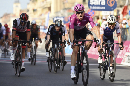 Le cycliste français Démare remporte le Giro pour la troisième fois cette année, López continue de mener