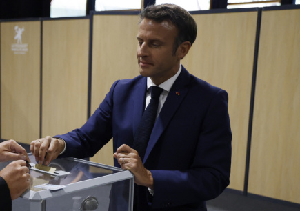 Le centriste de Macron a remporté l’élection de très peu sur la gauche