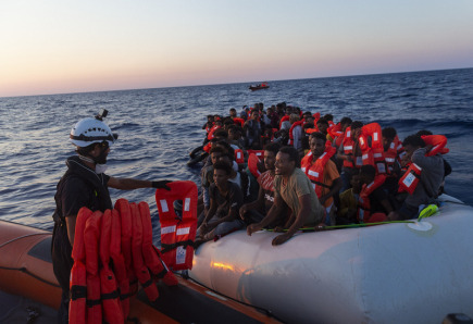 Mehr als tausend Migranten kamen am letzten Tag auf dem Seeweg in Italien an