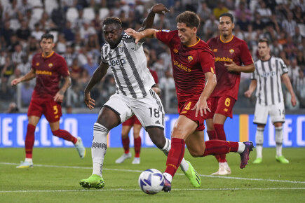 I giocatori della Juventus pareggiano 1:1 con la Roma, il Milan ha battuto il Bologna 2:0