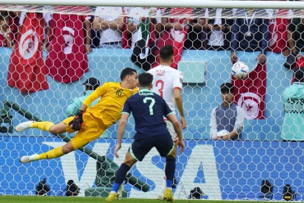 Les footballeurs australiens ont battu la Tunisie à la Coupe du monde, la France a battu le Danemark