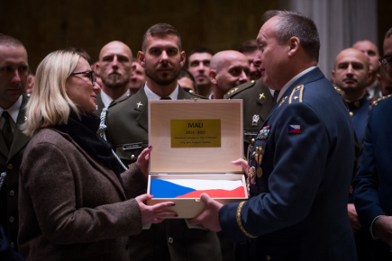 À Vítkov, des soldats tchèques reçoivent des médailles pour leur déploiement au Mali