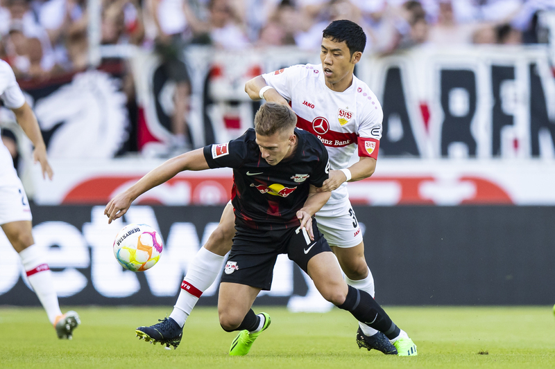 Utkání 1. kola německé fotbalové ligy Stuttgart - Lipsko, 7. srpna 2022. Zprava Wataru Endo ze Stuttgartu a Daniel Olmo Carvajal z Lipska.