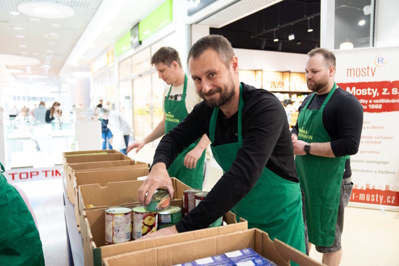 Zákazníci Tesco darovali v jarní Sbírce potravin více jak 66 tun zboží, online sbírka pokračuje do 23. dubna