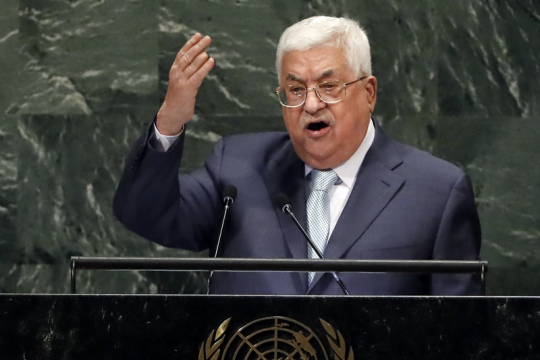 Abbás vyzval Hamás k dohodě o rukojmích, podle Macrona tažení v Gaze musí skončit