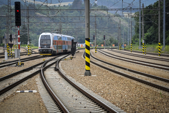 Porucha trakčního vedení komplikuje provoz vlaků mezi Prahou a Berounem
