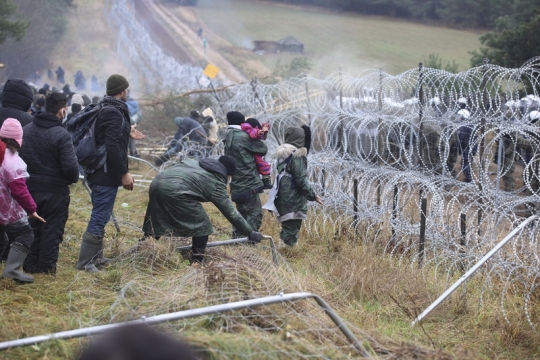 Do Polska se z Běloruska snažilo i za pomoci žebříků dostat asi 220 migrantů