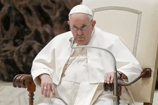Stav papeže hospitalizovaného se zánětem průdušek se podle lékařů zlepšuje