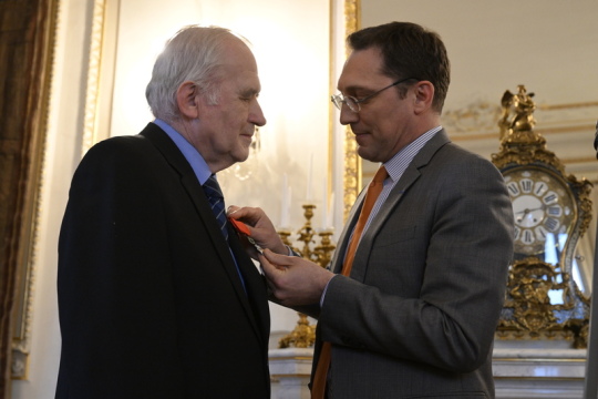 L’historien Blodig du mémorial de Terezín a reçu l’Ordre français de la Légion d’honneur