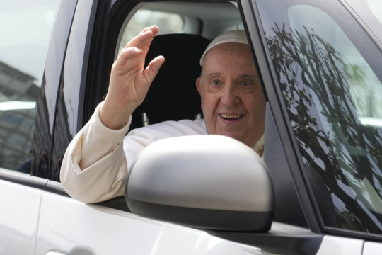Il Papa ha lasciato l’ospedale dopo essere stato ricoverato, salutando i fedeli
