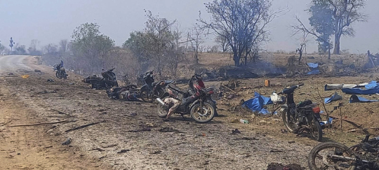 Při úterním leteckém útoku barmské armády zemřelo nejméně 90 až 100 lidí
