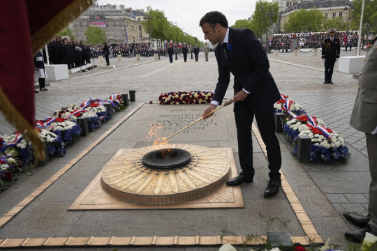 Macron commémore la fin de la Seconde Guerre mondiale à Paris, la piété accompagnée de retenue