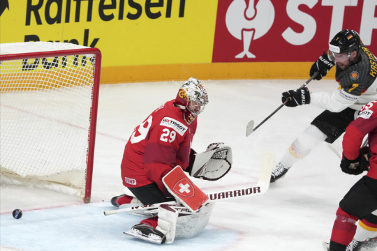 Deutsche Eishockeyspieler besiegten die Schweiz im Viertelfinale der Weltmeisterschaft überraschend mit 3:1