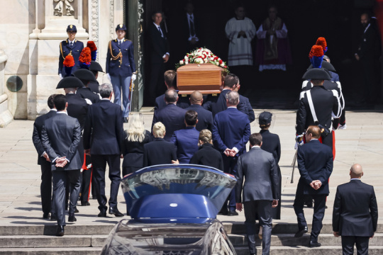 Si sono svolti nel Duomo di Milano i funerali dell’ex primo ministro Silvio Berlusconi