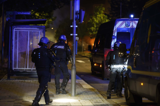 En France, les collectes en soutien à la famille du policier qui a tiré sur le jeune homme ont pris fin