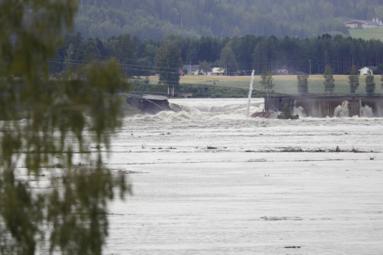 I Norge har en del av demningen nær vannkraftstasjonen delvis kollapset