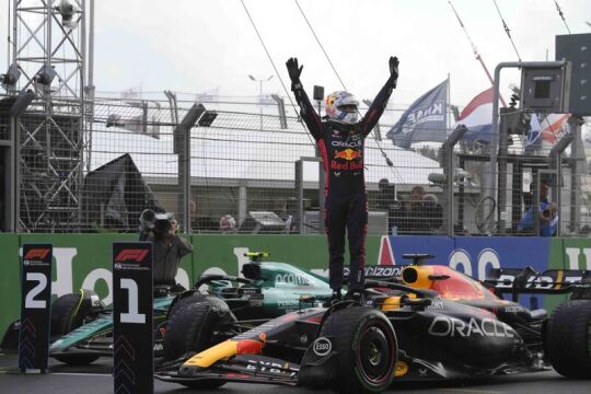 Verstappen ha vinto una gara di F1 piovosa nei Paesi Bassi e ha festeggiato la sua nona vittoria consecutiva