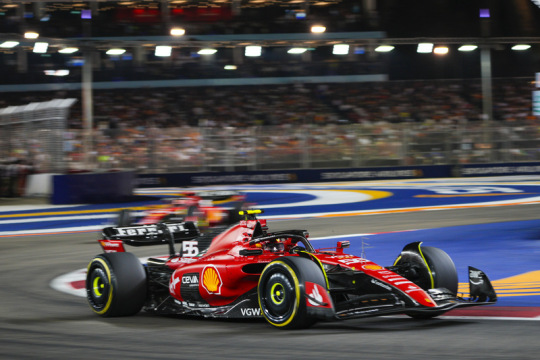 Sainz vince la gara di F1 a Singapore, ponendo fine alla serie record di Verstappen