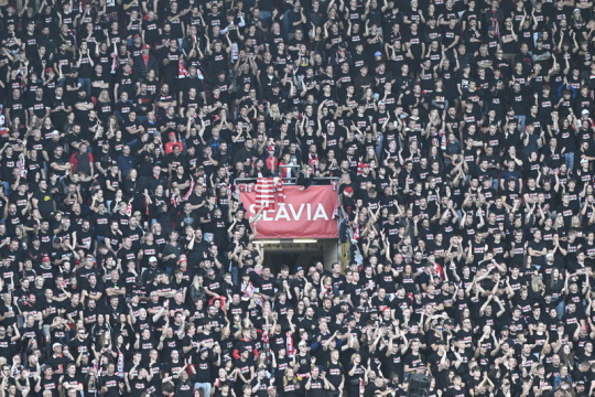I tifosi dello Slavia si sono radunati davanti al Colosseo nonostante il divieto, non boicotteranno la partita