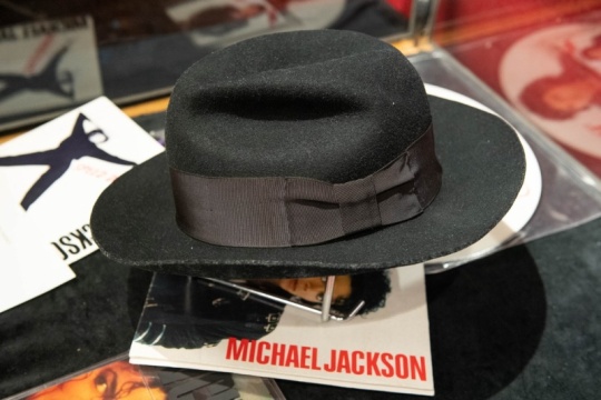 Jacksonův klobouk se vydražil za v přepočtu téměř dva miliony korun