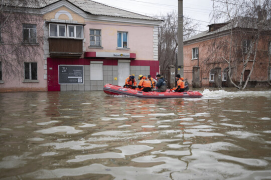 Obyvatelé ruského Orsku demonstrují kvůli záplavám, policie je rozhání