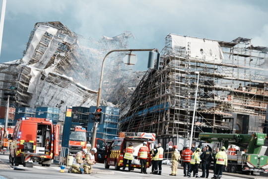 Zřítila se fasáda historické budovy kodaňské burzy, která hoří od úterý
