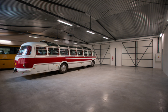 Depozitář budoucího Technického muzea ve V. Mýtě zaplňují historické autobusy.