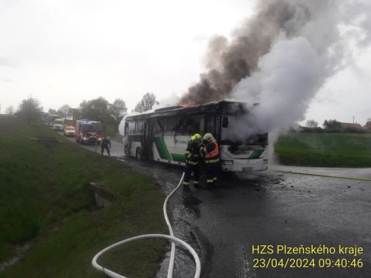 Lidé v Blovicích děkují pracovnicím ZŠ za záchranu dětí z hořícího autobusu