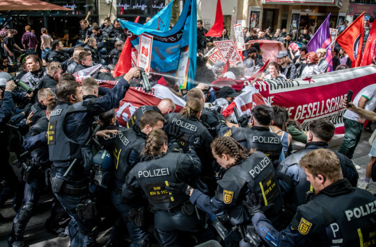 Prvomájové demonstrace v Evropě provázely incidenty, v Paříži desítky zadržených