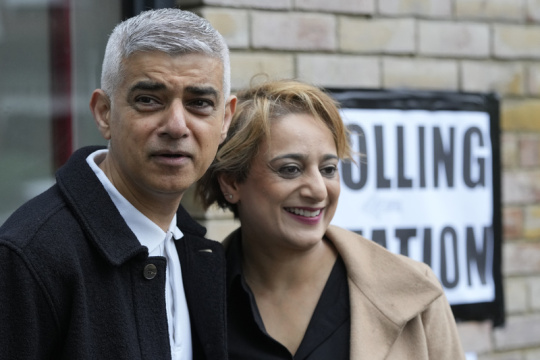 Labourista Sadiq Khan potřetí obhájil mandát a bude nadále starostou Londýna