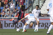 Fotbalista domácí Boloni Musa Barrow (vlevo) střílí na branku Empoli v utkání italské ligy 17. září 2022.