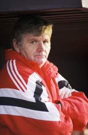 Ve věku 82 let zemřel bývalý trenér fotbalistů Sparty Praha Jürgen Sundermann (na snímku z 19. října 1994). Na webu o tom 5. října 2022 informoval klub VfB Stuttgart, který německý kouč v roce 1977 dovedl do bundesligy.
