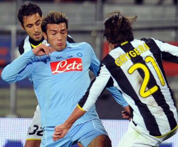 Fotbalista Neapole Jesus Datolo (uprostřed) se snaží prosadit přes hráče Juventusu Turín Marka Marchionniho (vzadu) a Zdeňka Grygeru.