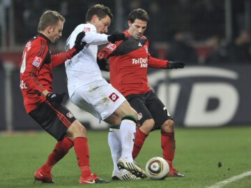 Fotbalisté Leverkusenu Michal Kadlec (vlevo) a Gonzalo Castro (vpravo) se snaží připravit o míč Roba Frienda z Mönchengladbachu.