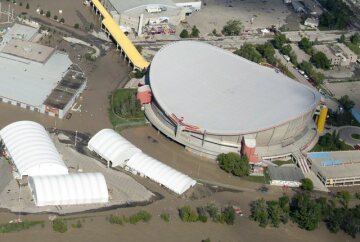 Kanadské město Calgary zasáhly ničivé povodně. Na snímku zatopená hala Saddledome místního hokejového klubu Calgary Flames.