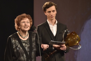 Divadelní ceny Thálie se předávaly 25. března v pražském Národním divadle. Ocenění za celoživotní mistrovství v oboru opera převzala Marcela Machotková. Vpravo je Jan Cina, který provázel večerem.