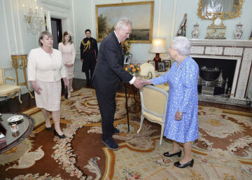 Český prezident Miloš Zeman (uprostřed) s chotí Ivanou (vlevo)a dcerou Kateřinou (druhá zleva) na audienci u britské královny Alžběty II. (vpravo) v londýnském Buckinghamském paláci. 