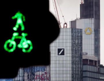 Světelná signalizace pro chodce a cyklisty ve Franfurtu, v pozadí budovy Deutsche Bank a Commerzbank. Ilustrační foto.