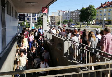 Jeden ze tří eskalátorů ve stanici metra Pražského povstání je od rána 4. července 2019 mimo provoz kvůli technické závadě. Na snímku je vchod do stanice po pevném schodišti poblíž křižovatky náměstí Hrdinů a ulice Na Pankráci.