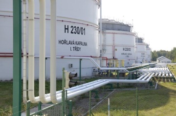 Nadzemní nádrže ve skladu v Hněvicích jsou jedny z nejmodernějších v republice.