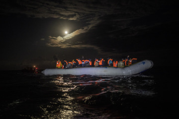 Migranti na člunu na moři. Ilustrační foto. 