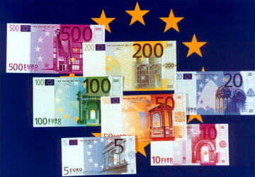 Eurobankovky, vlajka EU - ilustrační foto