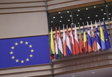 Vlajka EU a vlajky členských zemí v evropském parlamentu v Bruselu.