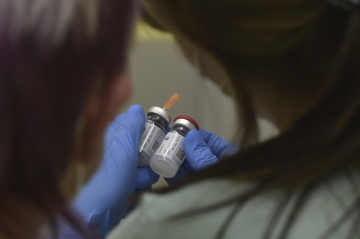 Očkování proti koronaviru, příprava vakcíny - ilustrační foto.
