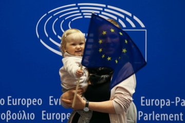 Lidé na návštěvě Evropského parlamentu v Bruselu, Evropané, vlajka EU, dítě, rodina - ilustrační foto