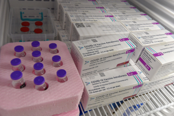 Praktičtí lékaři si 4. března 2021 začali vyzvedávat vakcíny AstraZeneca, aby mohli začít své pacienty očkovat proti nemoci covid-19. Na snímku jsou zásoby vakcíny v nemocniční lékárně Karlovarské krajské nemocnice.