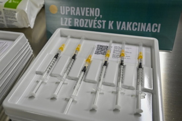 V hale O2 universum v Praze začalo 3. května 2021 fungovat velkokapacitní očkovací centrum. Na snímku jsou stříkačky s očkovací látkou v přípravně centra.