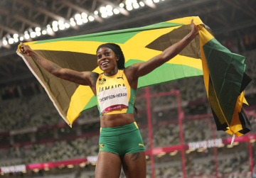 Jamajská sprinterka Elaine Thompsonová-Herahová po vítězství běhu na 200 metrů na LOH v Tokiu.