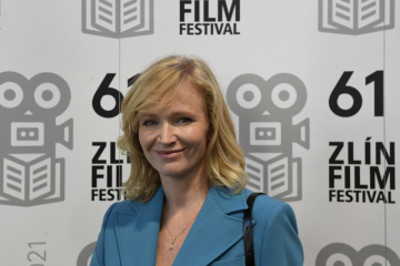 Herečka Anna Geislerová pózuje fotografům 2. září 2021 v Praze na tiskové konferenci k druhému dílu 61. ročníku Zlín Film Festivalu.